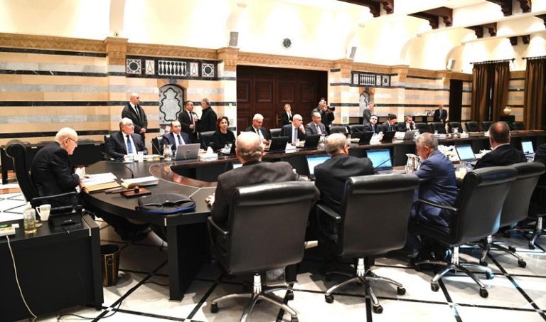 رغم حصار السراي.. اكتمال النصاب لجلسة الحكومة (فيديو)