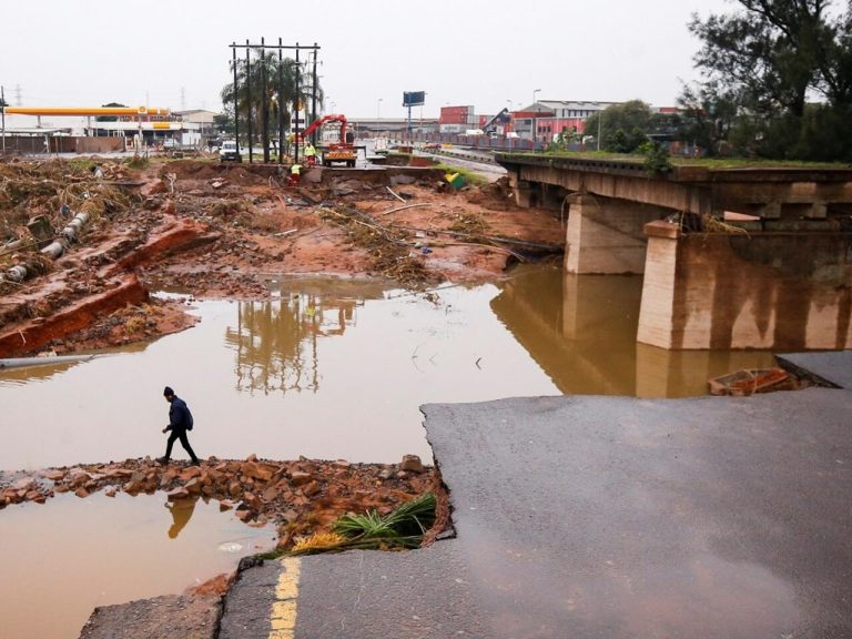 ضحايا ومفقودون في فيضانات جنوب أفريقيا