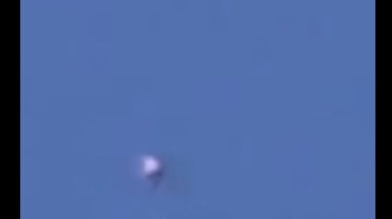 بالفيديو ـ “جسم غريب” قرب طائرة بايدن!