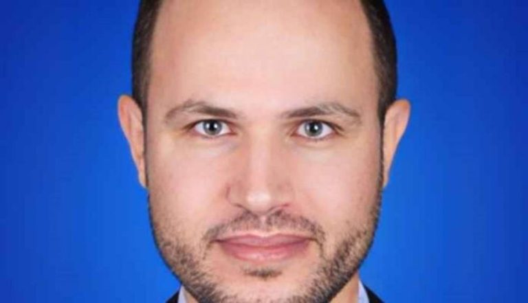 بالفيديو.. إستشهاد الشاعر الفلسطيني رفعت العرعير بالقصف على غزة