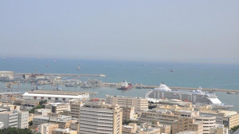 دوي انفجار ودخان صاروخ اعتراضي في حيفا