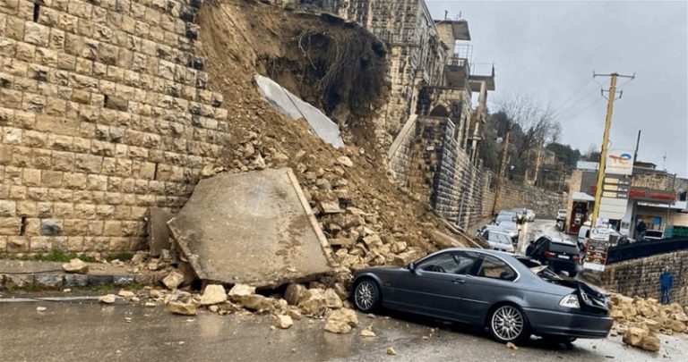 إنهيار صخري في الشوف يتسبب بقطع طرق وإنهيارات