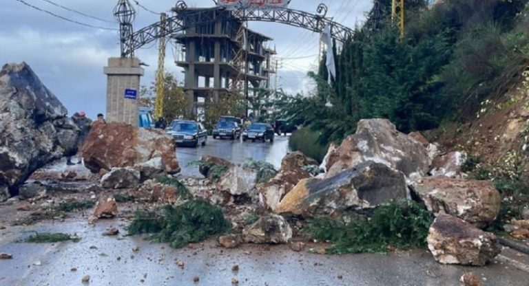 إنهيار صخري في سير الضنية