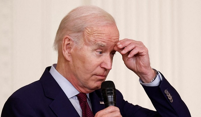 استطلاع: شعبية بايدن تقترب إلى أدنى مستوياتها