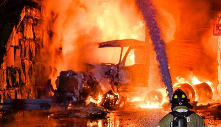 بالصورة.. قتلى وجرحى بإنفجار داخل مصنع في أندونيسيا