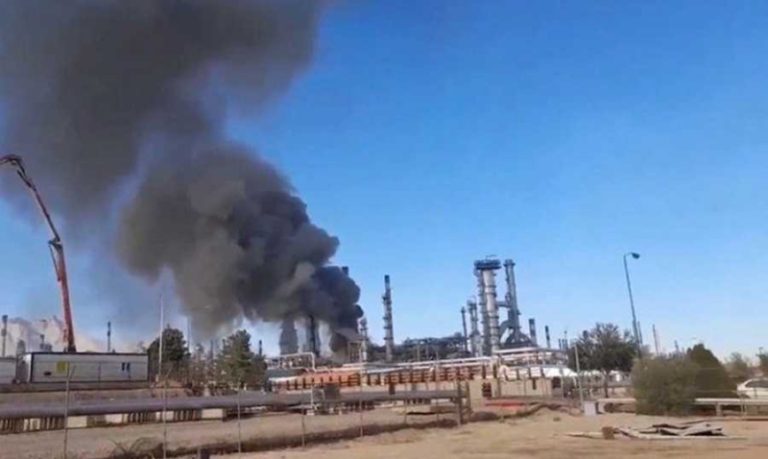 بالفيديو.. حريق داخل مصفاة نفط في أصفهان