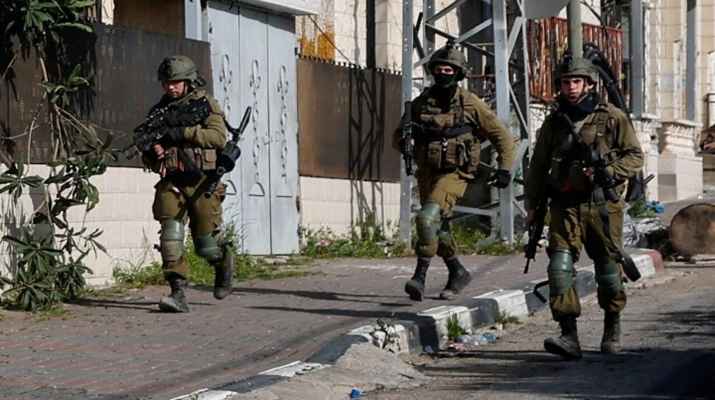 بالفيديو.. الإحتلال يقتحم مخيم قلنديا وبلدة كفر عقب