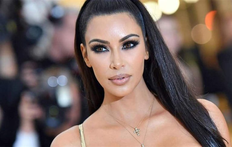 بالصورة.. أخطاء كارثية في “فوتوشوب” كيم كارداشيان!