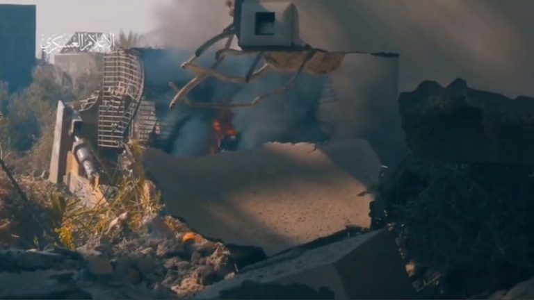 إستهداف دبابة ميركافا بقذيفة “تاندوم” في خان يونس