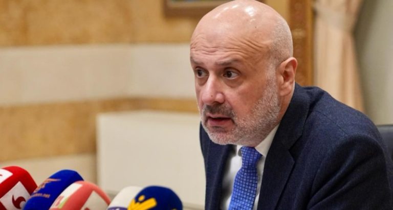 توقيف طفلة ووالديها بعد شجار مع ابنة شقيق المولوي!