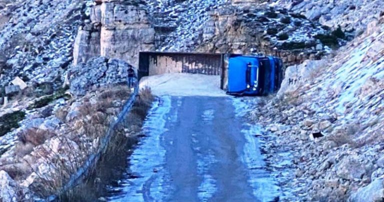 إنقلاب شاحنة على طريق الضنية الهرمل