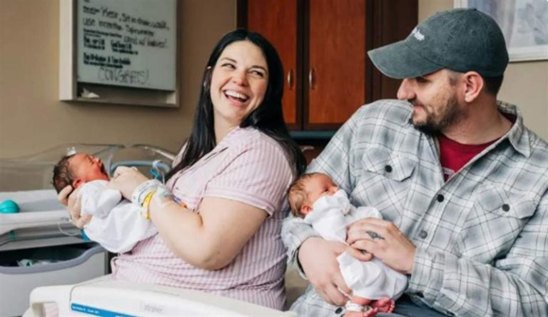 أم تضع توأمها في يومين متتاليين!