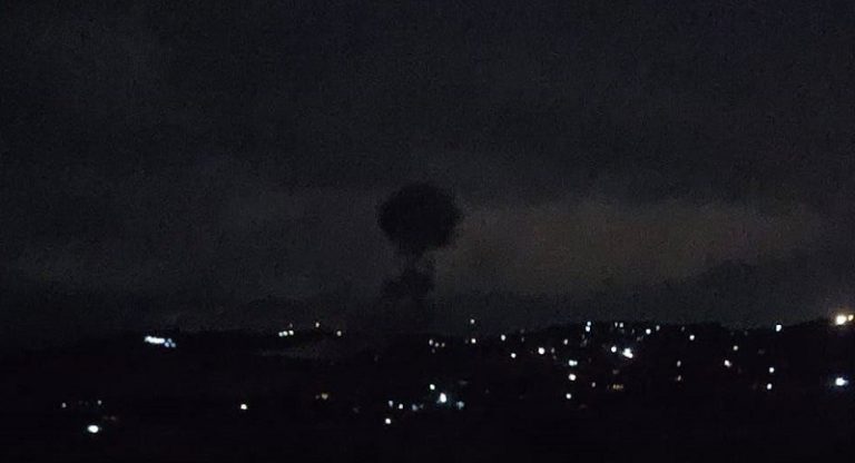 غارة عنيفة على مركبا