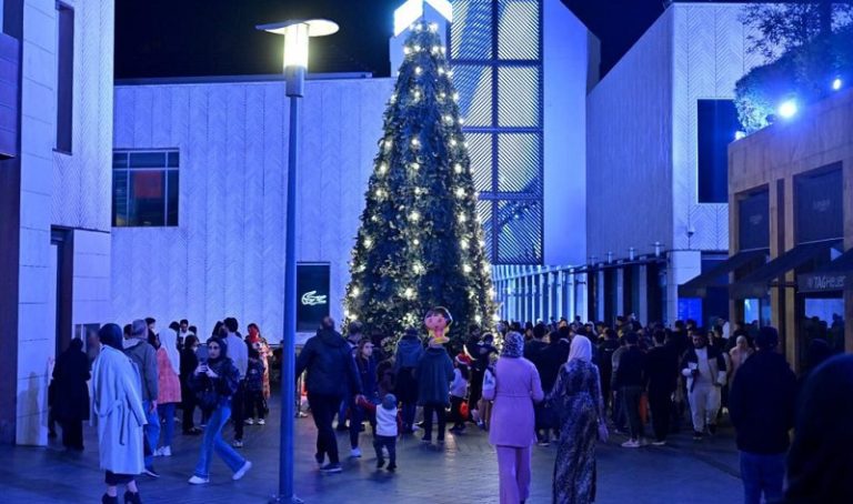 بالصور.. اللبنانيون يحتفلون بالميلاد في شوارع بيروت!