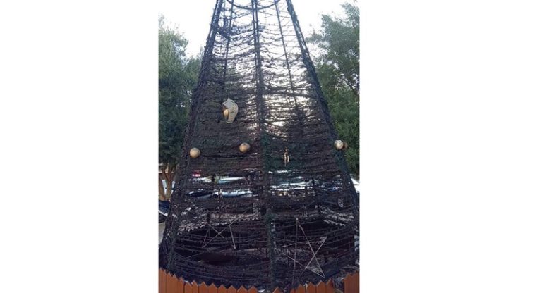 مجهولون يحرقون شجرة الميلاد في الميناء