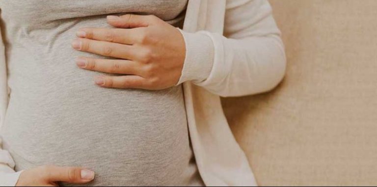 ما سبب الغثيان والقيء في فترة الحمل؟