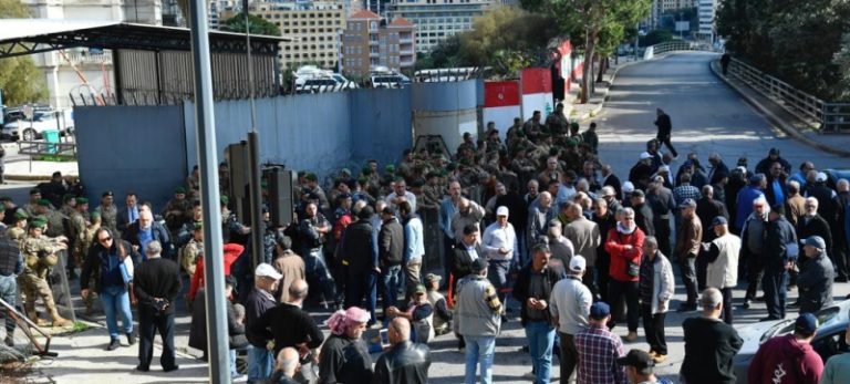 بالصور.. “العسكريون المتقاعدون” يقطعون الطريق قرب السراي الحكومي