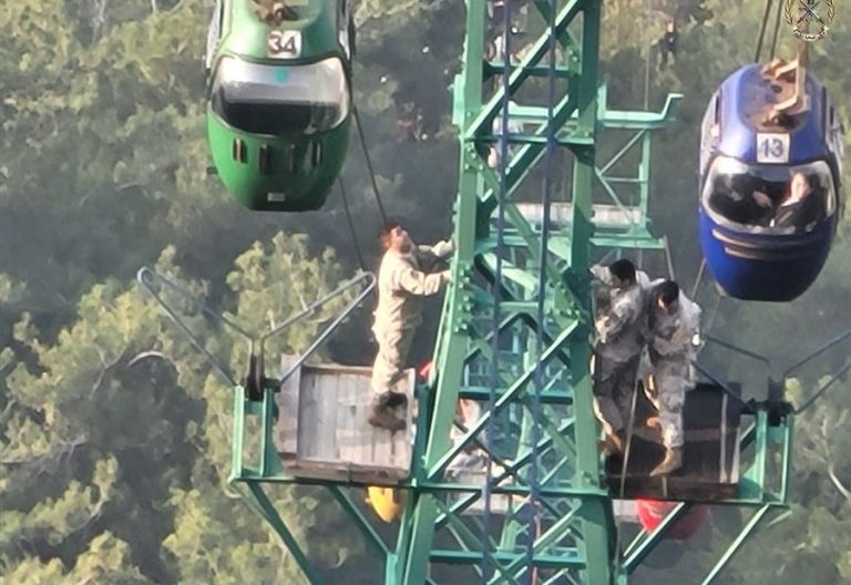 بالفيديو.. إنقاذ 5 أشخاص من تلفريك جونية