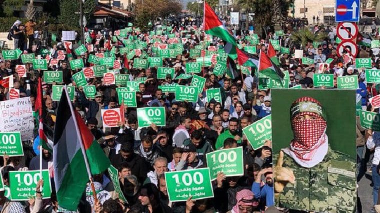 صور “أبو عبيدة” في مظاهرات الأردن (فيديو)