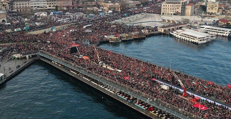 بالفيديو والصور.. تظاهرة حاشدة في اسطنبول دعماً لغزة