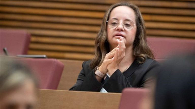 أول برلمانية تعاني من “متلازمة داون”