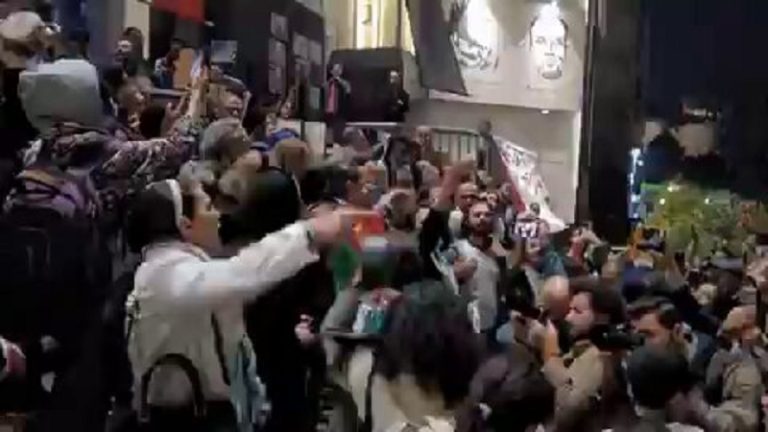 بالفيديو.. وقفة احتجاجية في القاهرة لفتح معبر رفح