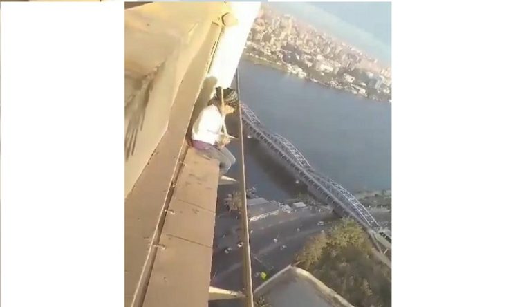 بالفيديوـ إمرأة مصرية تردد “أحب إسرائيل”.. وتنتحر!