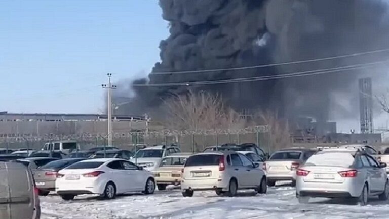 بالفيديو.. إصابات بانفجار وحريق مصنع في روسيا