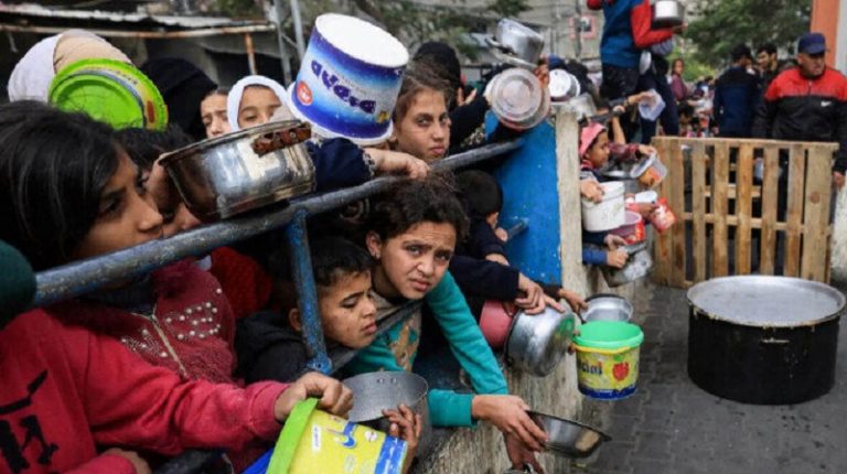 “هآرتس”: لزيادة المساعدات الإنسانية للمدنيين في غزة