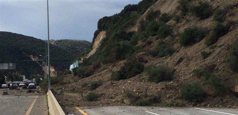 بالفيديو ـ انهيارات على أوتوستراد شكا ـ طرابلس