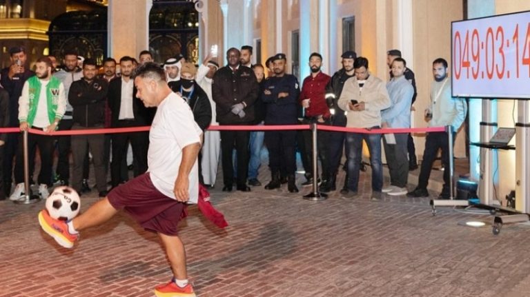 بالفيديو.. برازيلي يدخل موسوعة غينيس في كأس آسيا ويغشى عليه