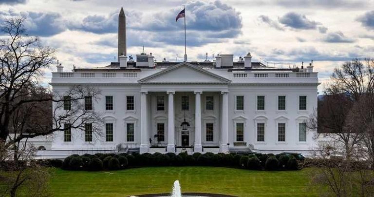 البيت الأبيض: نحاول التوصل لصفقة تبادل والمباحثات جادة