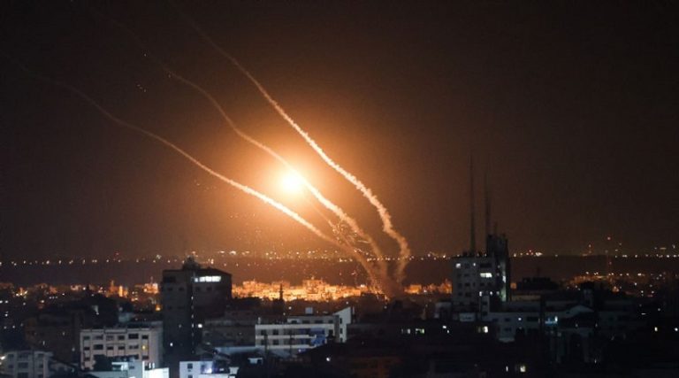 هروب مستوطنين ودوي انفجارات في “تل أبيب” (فيديو)