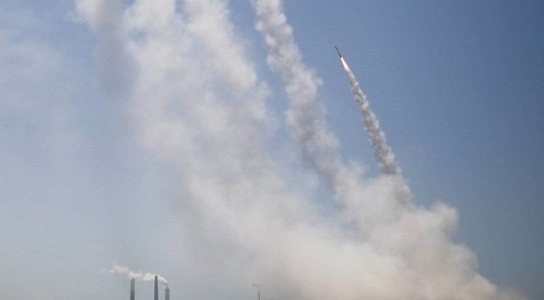 بالفيديو.. إصابة سيارات في “تل أبيب” بصواريخ من غزة