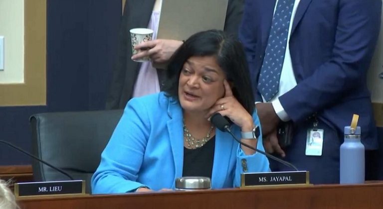 بالفيديو ـ نائبة ديمقراطية ترتكب خطأ معيباً!