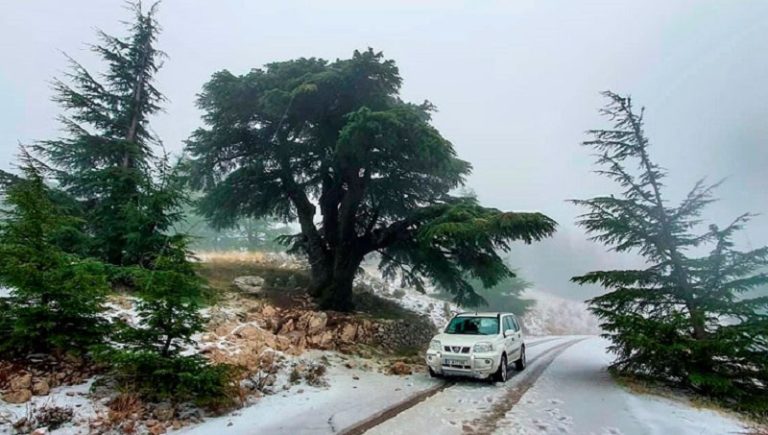الثلج يغطي مرتفعات الشوف ويقطع الطريق مع البقاع