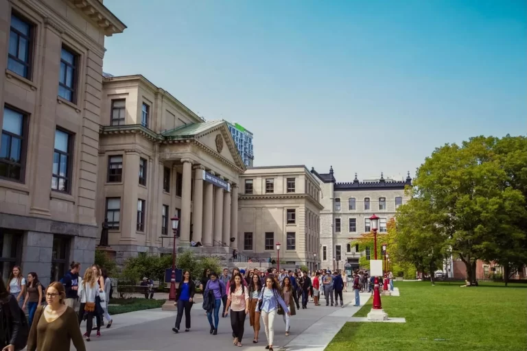 كندا تفرض حداً أقصى لعدد الطلاب الأجانب