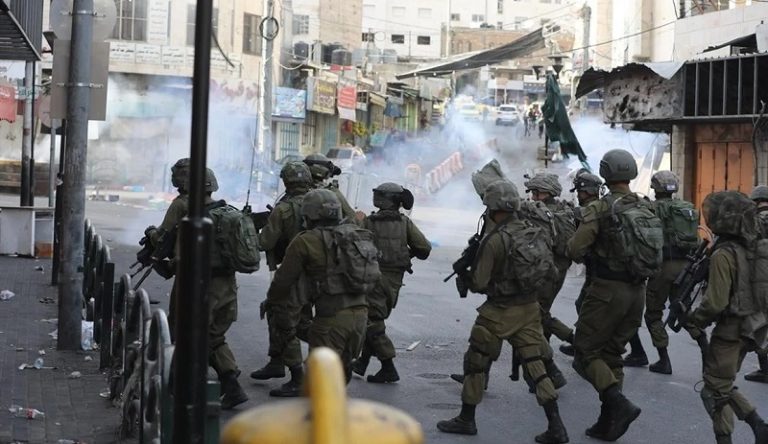 بالفيديو: الاحتلال يواصل اعتداءاته في “الضفة”.. اشتباكات واعتقالات وجرحى!