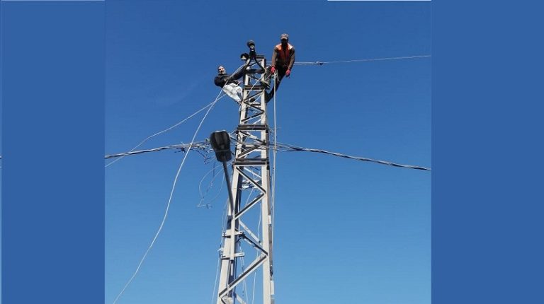 العدو يستهدف فريق صيانة الكهرباء في حولا!