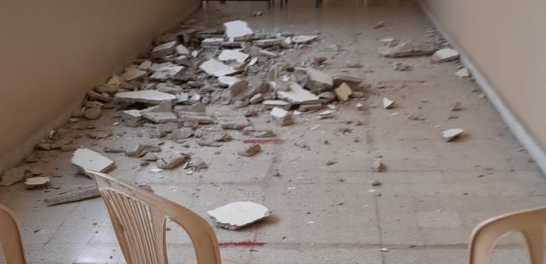 بالصورة: إنهيار سقف مدرسة في طرابلس