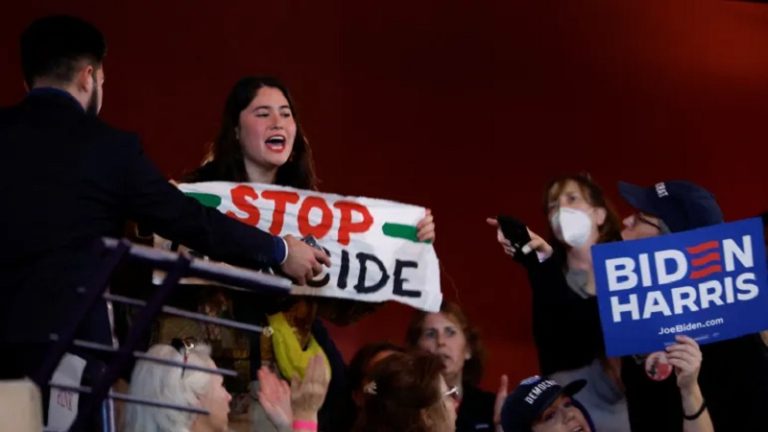 بالفيديو.. متضامنون مع فلسطين يقاطعون خطاباً انتخابياً لبايدن