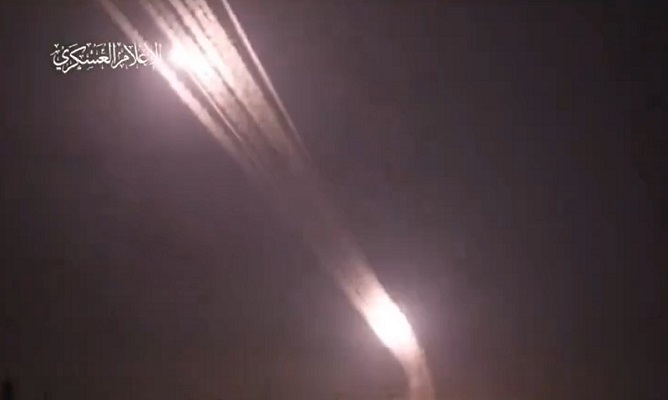 تفاعل واسع مع صواريخ المقاومة.. كيف إحتفلت “القسام” بليلة رأس السنة؟ (فيديو)