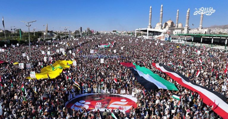 بالفيديو والصور.. طوفان بشري يمني بعد الغارات الأميركية – البريطانية