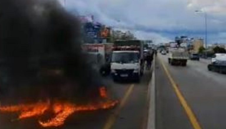 قطع أوتوستراد خلدة بالإطارات المشتعلة.. والجيش يتدخل