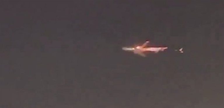 بالفيديو.. طائرة تشتعل في الجو!