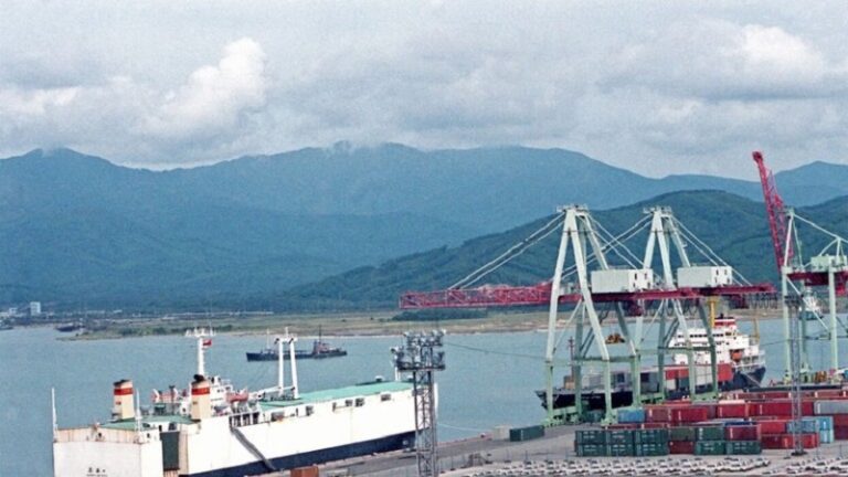 شركة “كوسكو” الصينية تعلق رحلاتها البحرية إلى الموانئ المحتلة