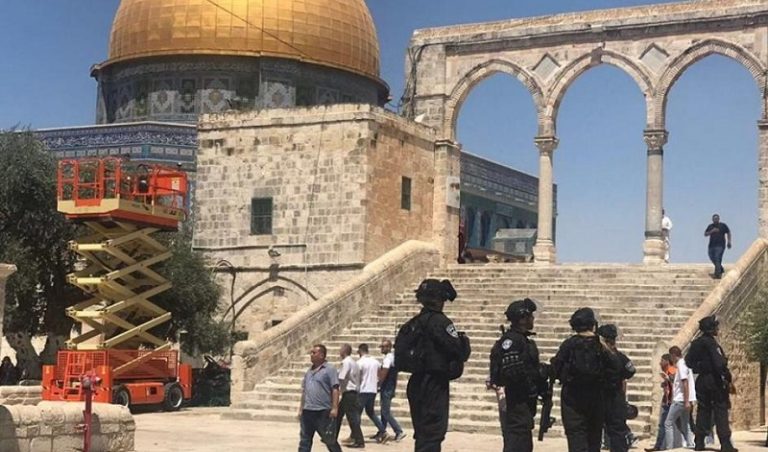 بالفيديو.. قوات الاحتلال تمنع وصول المصلين إلى المسجد الأقصى
