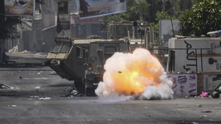 بالفيديو.. لحظة تفجير عبوة ناسفة بمركبة للاحتلال