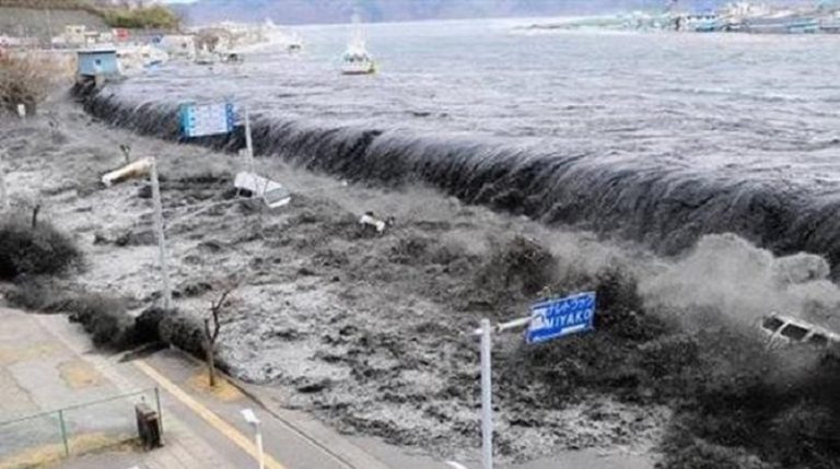 بالفيديو.. تسونامي يضرب سواحل اليابان!