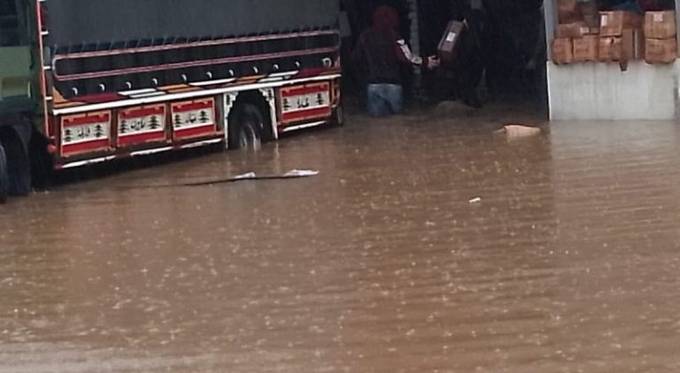 بالفيديو: المياه تغمر شوارع المتن.. والسيارات عالقة!